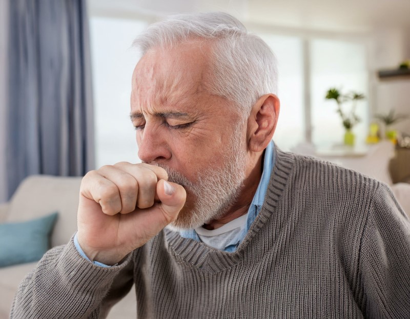 Obraz może przedstawiać osobę z uciążliwym kaszlem. Kaszel ten może być objawem różnych schorzeń, takich jak przeziębienie, grypa, astma czy przewlekłe zapalenie oskrzeli. Ważne jest, aby zidentyfikować przyczynę kaszlu i skonsultować się z lekarzem w celu odpowiedniego leczenia. Leczenie może obejmować leki przeciwkaszlowe, nawilżanie powietrza lub inne terapie zależnie od diagnozy.